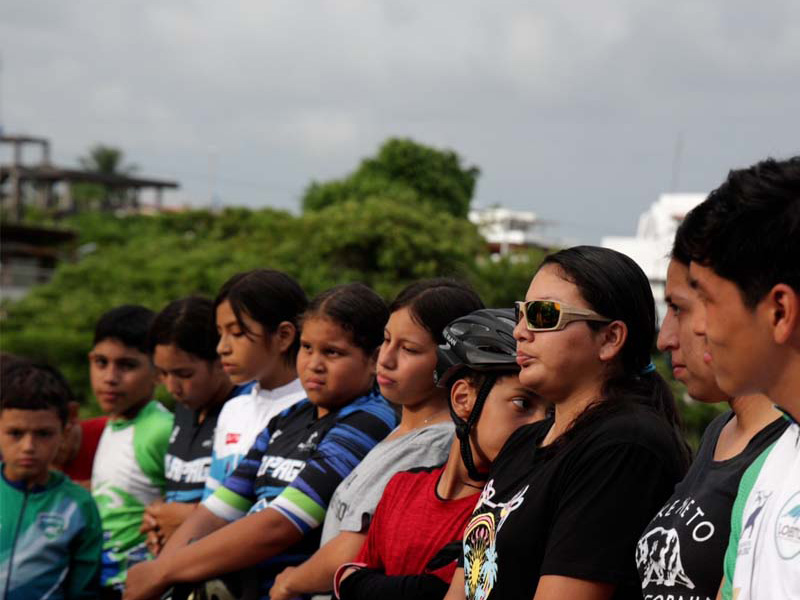 Members of Patitas Azules promoting environmental awareness by collecting garbage in the Galapagos Islands